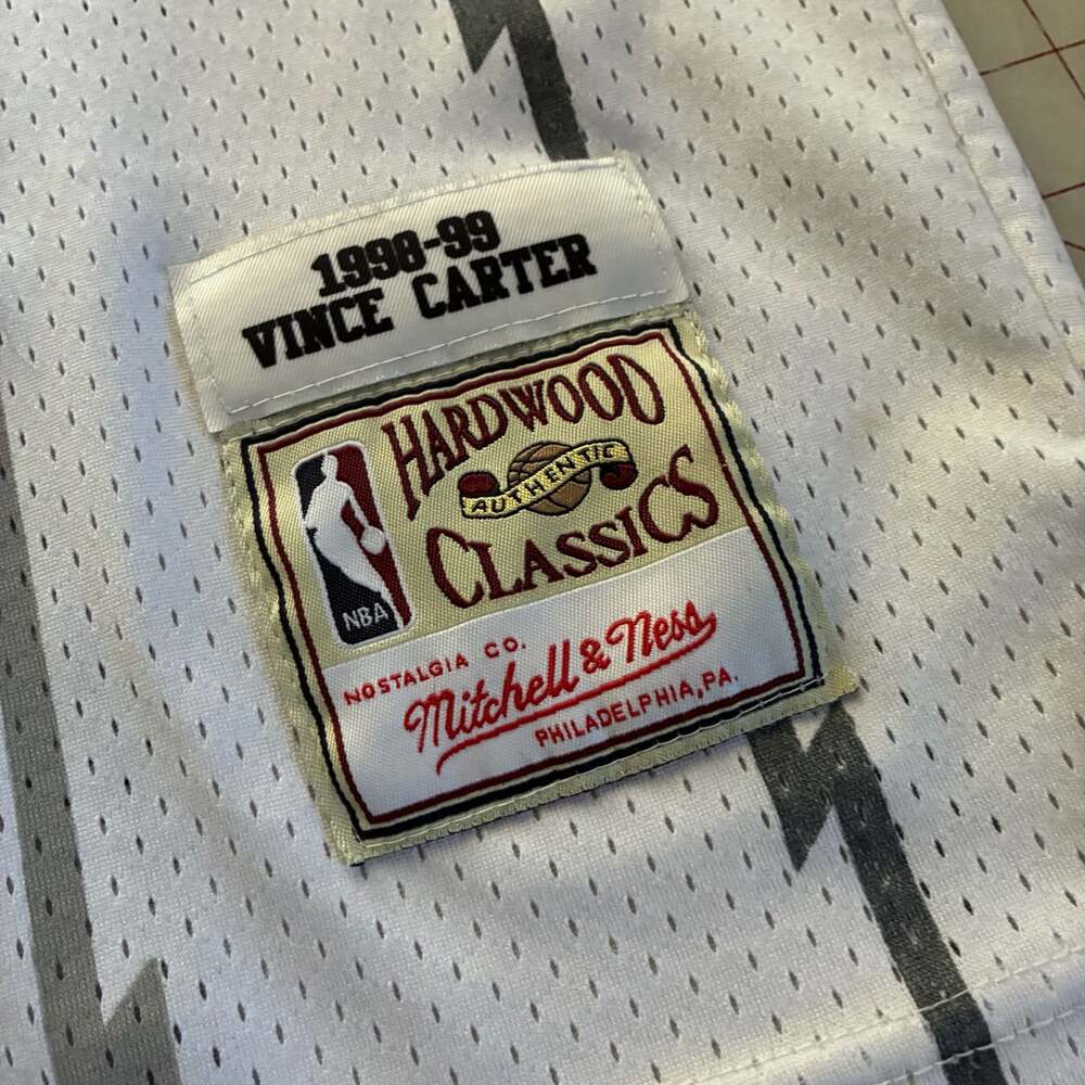 Mitchell & Ness Toronto Raptors 1998-99 Vince Carter Hardwood Classics Jersey - Picture 3 of 5